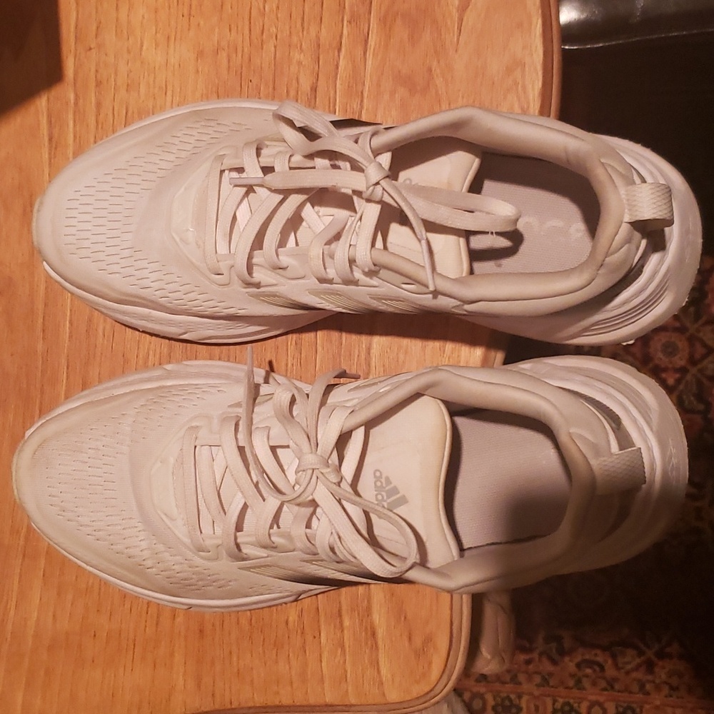 Men's white Adidas Bounce walking/running shoe. Excellent condition. Size 9.5.